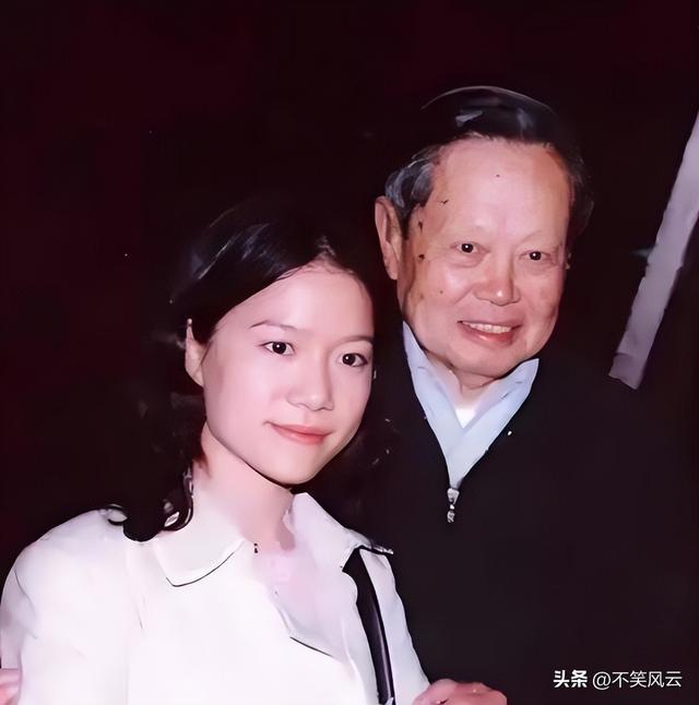杨振宁离世不到1个月，与翁帆领证留影被扒，他当时一脸不好意思
