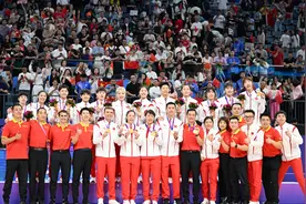 中国女篮再获重奖：4人奖励80万 美女国手领奖笑容满面图片