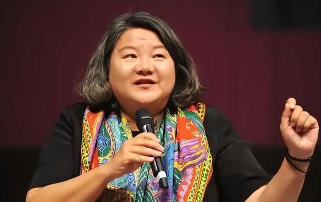 陈凯歌前妻洪晃京郊院子曝光，百平空地长草，网友：哪像名门小院
