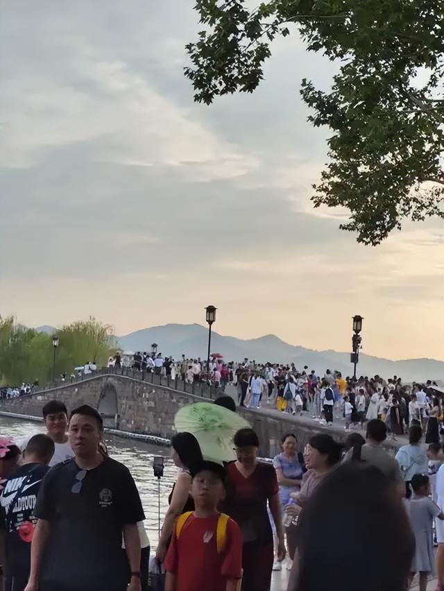 舍弃 3.6 亿门票！杭州灵隐寺永久免票，算透城市发展大账