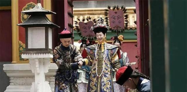 启功见“清华园”三字后，长叹一声：字写得真不错，难怪清朝会亡