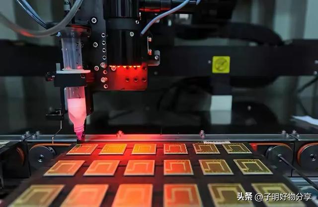 中国芯突破！纳米压印光刻机成功交付，国产芯片超车直击西方要害