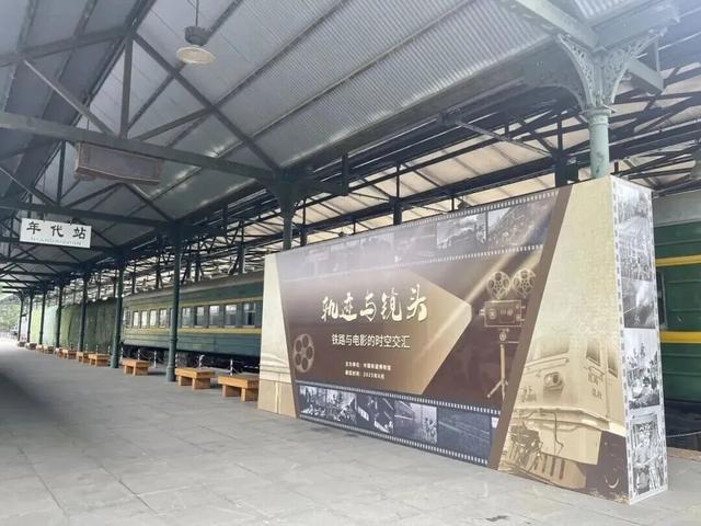 来这里！跟“国庆号”机车合影！