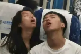 火车上的那些销魂睡姿，回忆满满呀图片