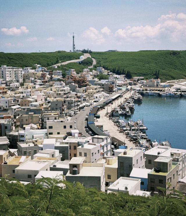 澎湖列岛澎湖县马公市，那里有跨海大桥连接三岛，澎湖湾海水湛蓝
