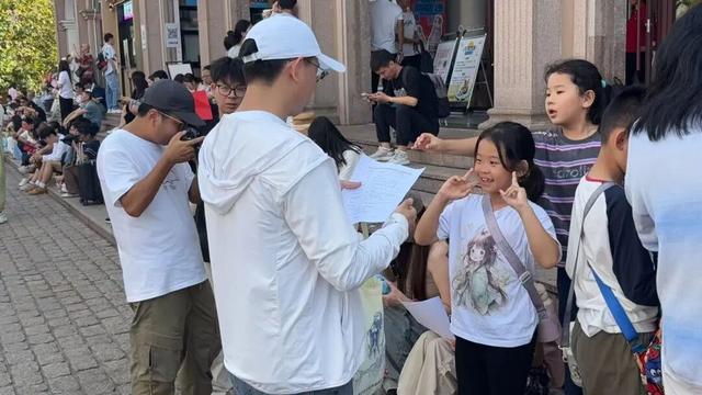 我和游客在一起 | 青年文旅志愿者，假期随时在您身边