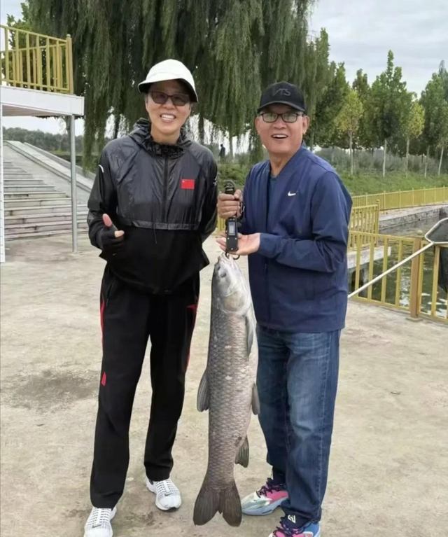 退役不退热度！64岁郎平与74岁老公北京钓鱼，一身运动装年轻显瘦