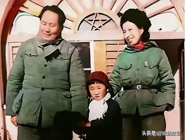 毛主席一家四口合影，四人脸上全是笑意，李讷紧挨毛主席
