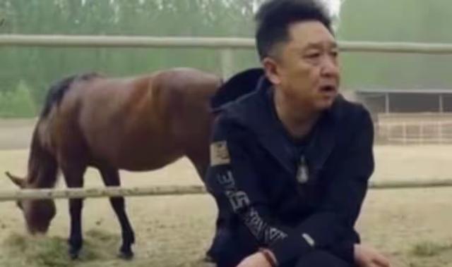 钱再多也没用，官媒出手揭露岳云鹏夫妇真实现状，走上于谦的老路