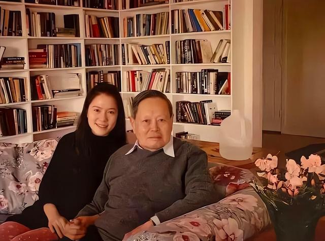 杨振宁去世仅半月，翁帆近况曝光，入职清华没编制，杨光诺没说错