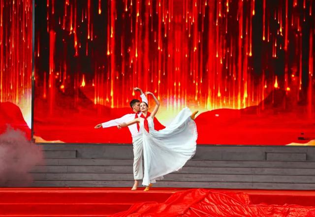 中秋国庆彩灯游园会限定表演！场场精彩～前方有欢乐因子正在释放！