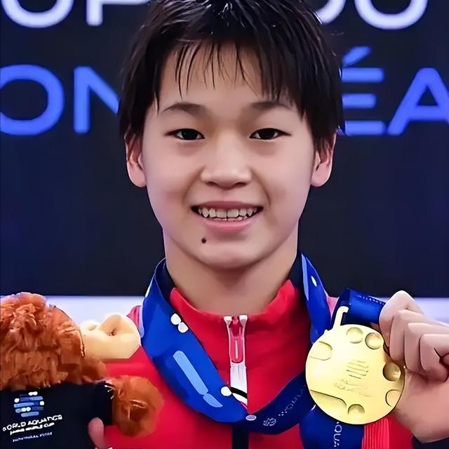 全红婵铜像进校园引热议，意外暴露她“真实处境”，令人心疼