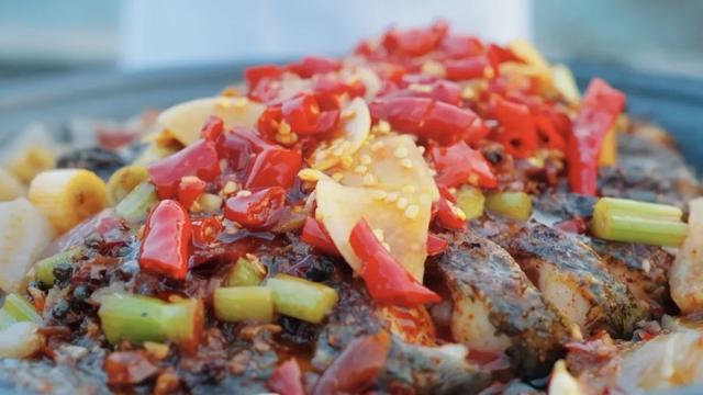 长江边上最魔幻的山城，重庆市区出发2小时直达，烤鱼火了六千年