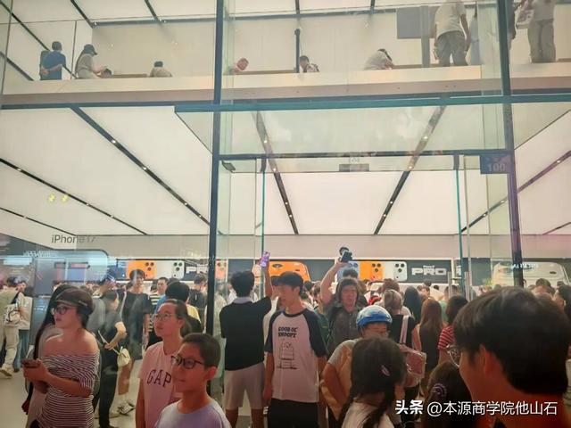 小米17系列的销量距离苹果17系列，仍有较大差距！