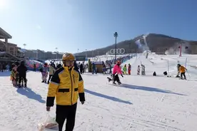 年轻人带火深度冰雪游 吉林一滑雪场超市“冻梨”外卖售出800多单图片