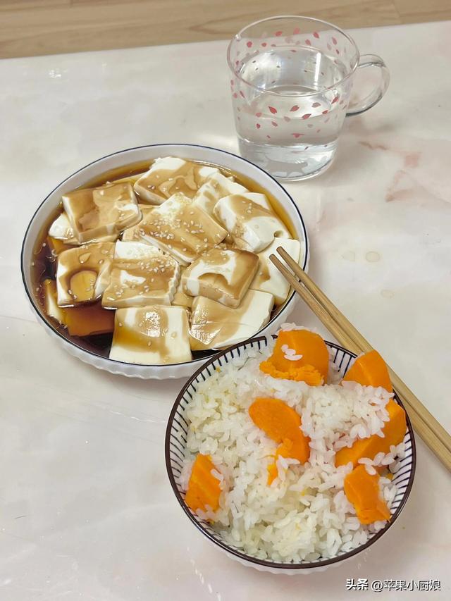上海小伙负债15万后，晒出一人餐饭菜，网友：寒酸又真实