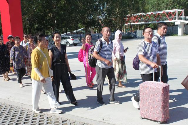 走进校园收获多·旅游文化展风采