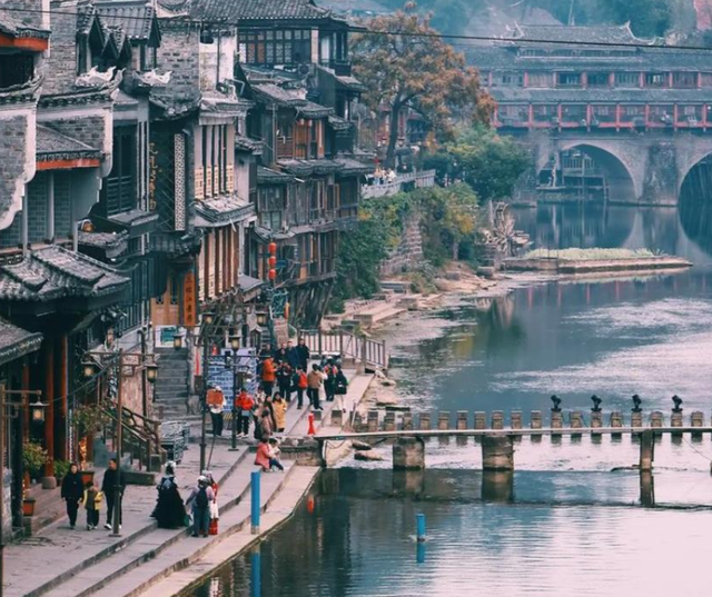 8年烧光50个亿！从人满为患到无人问津，全国古镇为啥批量倒闭？