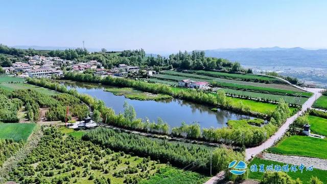 临夏县太子山天池：山水相依的梦幻之境