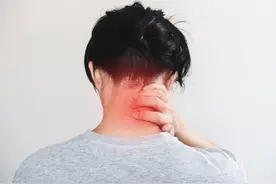 脖子有红色斑块，还痒的原因是什么图片