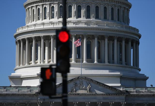 美国政府“停摆”继续，美军工资、医保都悬了，两党硬刚谁买单？