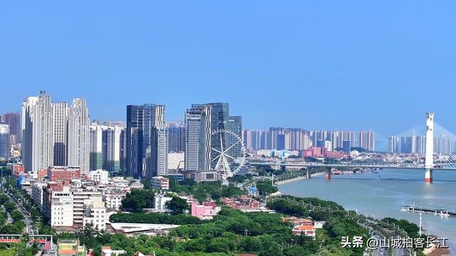 中国这座城市，GDP超万亿却没有地铁，凭啥让游客来了就不想走？