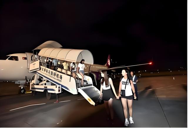 人山人海只看不买，年轻人报复性白嫖，景区赚不到钱了？