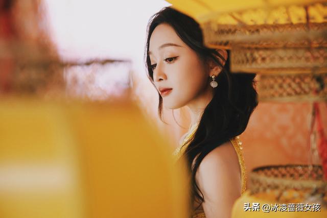吴宣仪明黄旗袍，园林里的古典氛围感美人