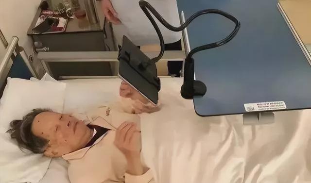 杨振宁追悼会确定，离世前状态曝光，摔跤酿大祸，翁帆或早有察觉
