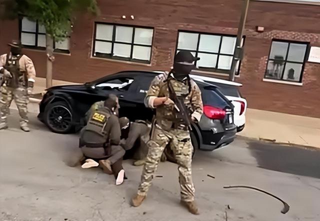 美国执法局特工撞车拖拽女子，拘禁数小时未起诉，执法程序遭质疑