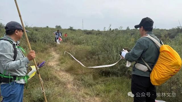 赛后无痕清理，践行绿色徒步——榆林首届长城（沙漠）重装徒步赛彰显环保担当