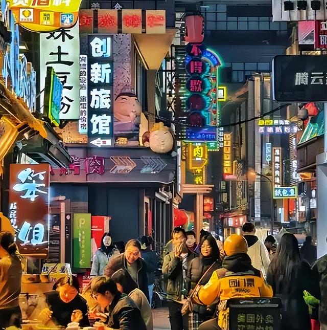 美国小伙来中国旅游，回国发文称:中国的晚上太危险，千万别出门