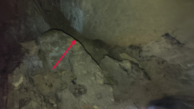 重庆大学城深山发现一排蛮子洞，内部有古人留下的文字和生活痕迹