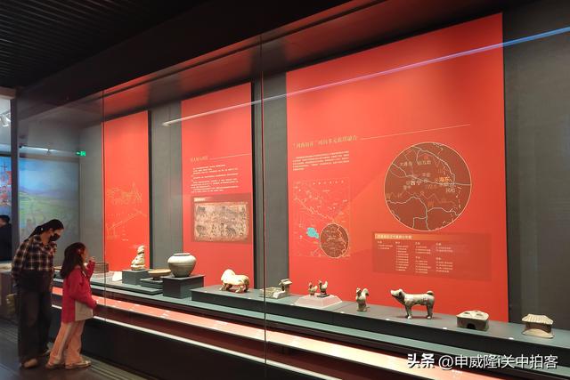 青海省博物馆：参观青海历史文物展