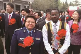 全球首位黑人中医博士！娶中国美女说四川方言，在中国行医30多年图片