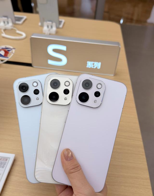 直屏手机竞争白热化	，这款新机让我彻底告别配件焦虑