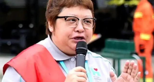 贪污上亿、假慈善？被实名举报的韩红，如今连坐椅子都成了“错”