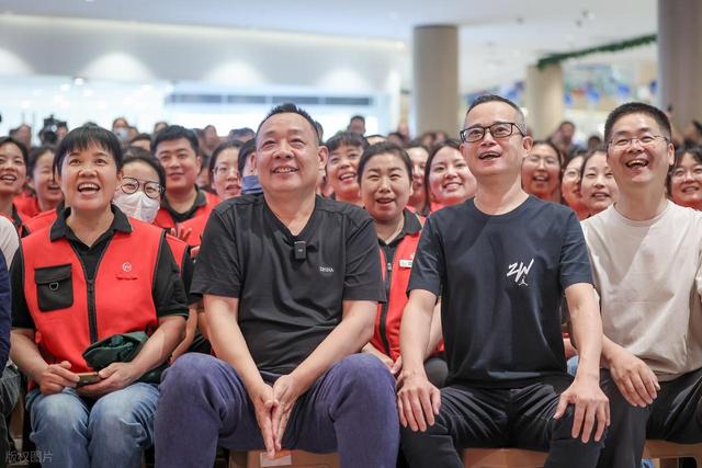 于东来的行为艺术：当"傻东来"遇上"刑释人员"，是作秀还是真情？