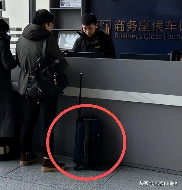 郭晶晶夫妻俩在高铁站被偶遇,没有戴口罩,霍启刚拉着破旧行李箱