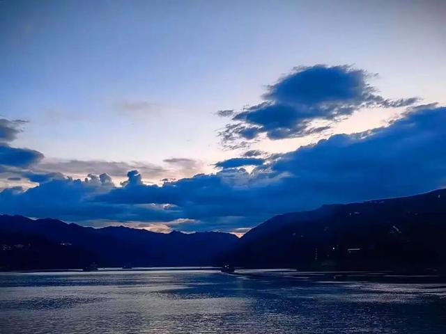5天4晚，乘“长江一号”游览长江三峡