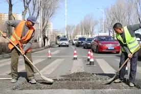 乌鲁木齐道路修补进行时！发现坑洼请拨打这些电话！图片