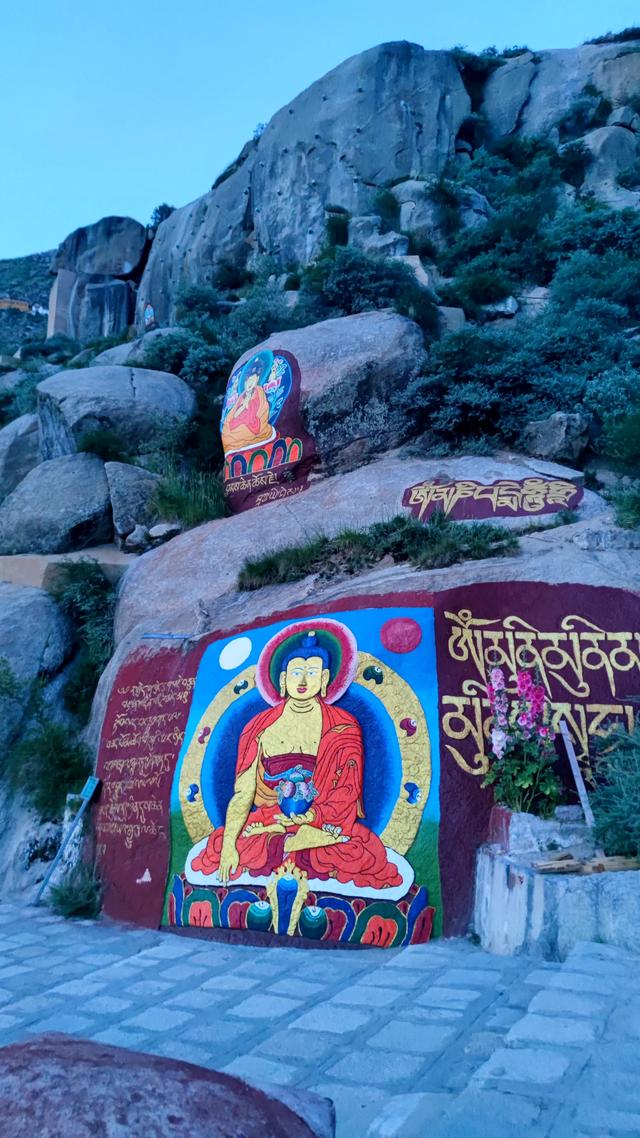 两登拉萨色拉寺后山，上升600米，山顶海拔4200米，经幡飘扬
