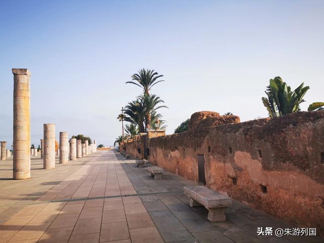 蓝白巷弄与敞门面包车，摩洛哥的荒诞与真实