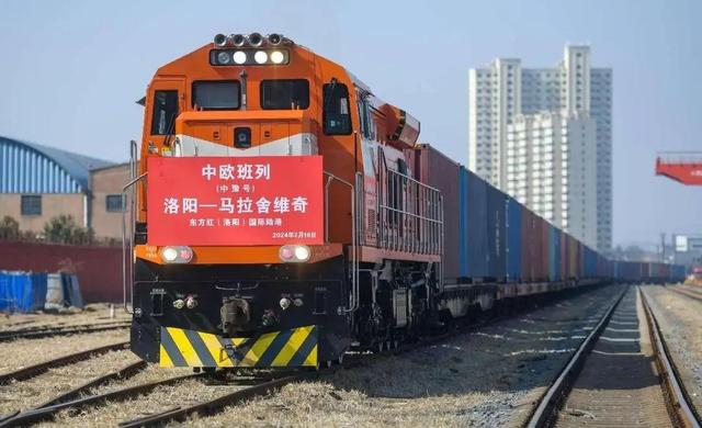中方外长亲自出马，波兰终于松口：可以放行中欧班列，但有个条件