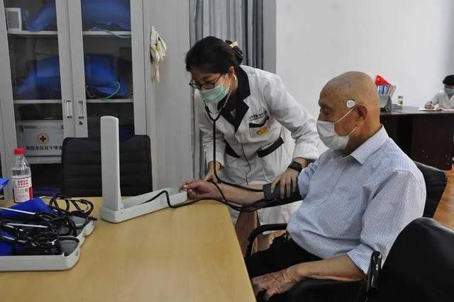 医生发现：男性若长期不喝酒，用不了多长时间，身体或有6个变化