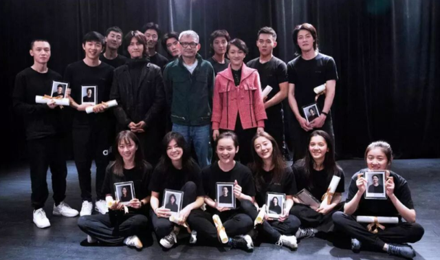 陪玩陪睡根本不够！目无王法、集体开嫖，周迅遭殃阴暗面彻底曝光