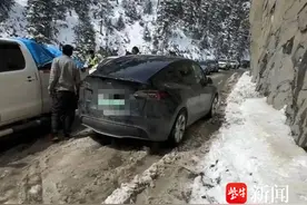 特斯拉停路边致318国道堵了3小时？交警最新回应图片