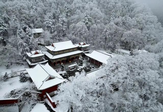 雪漫金丝峡，冰绘水墨画