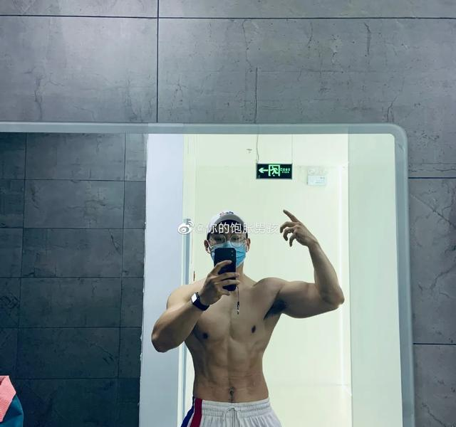 北京医生竟然是肌肉猛男！？脱下工作服之后，女网友纷纷求打针！