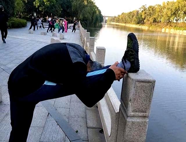 长期跑步有利于健康吗？医生：过了60岁的老人	，建议做好5件事